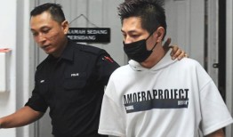 按摩中心老板及其儿子被控性交易