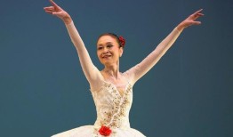 日本中老年妇女上芭蕾舞课人数增加举办成人学生表演