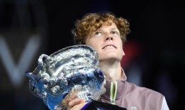 在澳大利亚网球公开赛男子决赛中，詹尼克·辛纳在落后两局的情况下击败了丹尼尔·梅德韦杰夫，赢得了第一个大满贯冠军