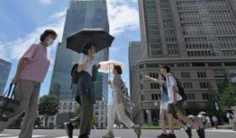 简单的日本新闻翻译：雨季在日本广大地区结束