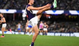 弗里曼特尔码头工人支持杰·阿米斯在进球前的艰难奔跑中找到踢脚鞋