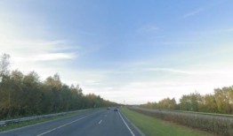 公共汽车在M1高速公路上起火后，乘客被疏散