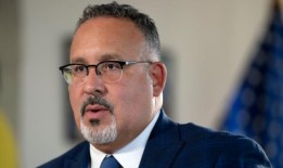 53个家长团体就教育法第九条新规与拜登教育部长对峙：“可耻”