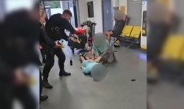 警方在曼彻斯特机场残忍折磨一名男子的视频在网上疯传