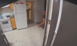 男孩，四岁，被他妈妈的搭档挟持为人质时被警察开枪打死