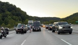 肯塔基州繁忙的高速公路上7人受伤，警方正在搜捕“活跃枪手”