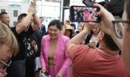 “咬”：民主党辩论女议员的奇怪攻击指控