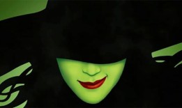 《邪恶女巫》的Elphaba Star分享了庆祝照片