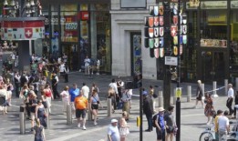 一名男子被控在伦敦旅游热点刺杀11岁女孩未遂