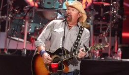 在他的最后一首歌中，这位乡村传奇人物翻唱了已故歌手卢克·库姆斯的经典歌曲