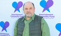 杰森·亚历山大将在《屋顶上的提琴手》中饰演特维耶