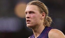 弗里曼特尔码头工人支持杰·阿米斯在进球前的艰难奔跑中找到踢脚鞋