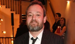 《龙之屋》主演詹姆斯·德雷福斯要求BBC的老板们注意阿曼达·阿宾顿