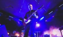 编剧罢工后，杰森·伊斯贝尔帮助恢复深夜电视节目