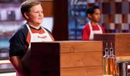 戈登·拉姆齐(Gordon Ramsay)在烹饪一种南方美食时，与一个阿拉巴马州的男孩击掌(并呕吐袋)