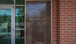 越南战争英雄，他为他的战友冒着敌人的炮火而战，受到老部队的尊敬