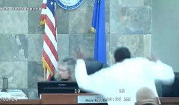 美国：法官把被告送进监狱——而他却扑向了她