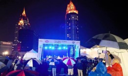 尽管穿着“湿透”的衣服，“数鸦”还是为狂欢节的人群献上了小夜曲