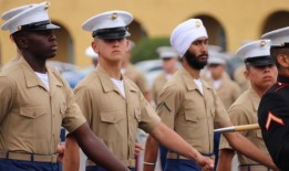 水兵、海军陆战队员可以看到胡须的适应方式发生了变化