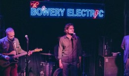 视频：听听《亡命之徒》的歌曲，这是乐队访问创作者的新音乐剧