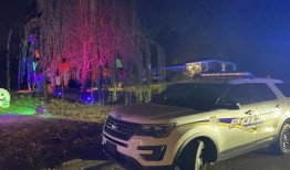 在伯明翰玩“不给糖就捣蛋”游戏时，一名儿童与一名妇女和婴儿一起被车辆撞倒，伤势严重