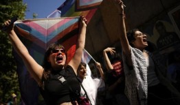 伊斯坦布尔市长禁止同志游行后，LGBTQ+即兴抗议