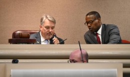 缺席投票法案，其他有争议的法案在立法会议的最后一天悄然夭折