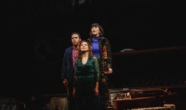 照片：第一次看到新的戴夫·马洛伊音乐剧三所房子