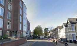 大约125名消防员正在扑灭温布利公寓大火