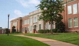 斯尼德州立社区学院被封锁，房主向入侵者鸣枪示警