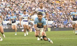 勇敢的坎贝尔在手受伤的情况下打破了泰坦的纪录