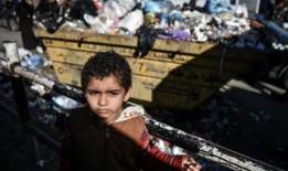 加沙受到瘟疫和致命疾病的威胁，街道上堆满了垃圾