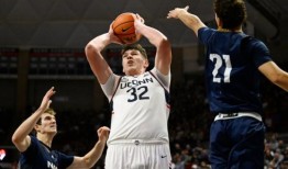 康涅狄格大学的男子结束了与冈萨加的非会议名单，参加了精英八人赛的复赛