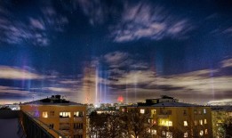 “光柱”从天而降，令瑞典当地人震惊它们不是极光