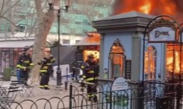 大火吞噬了曼哈顿假日市场的一部分