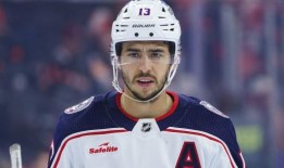 在姐姐的婚礼前夕，美国国家冰球联盟球员约翰尼·高德罗和他的哥哥在自行车被汽车撞死