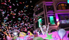 尽管穿着“湿透”的衣服，“数鸦”还是为狂欢节的人群献上了小夜曲