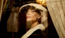 第一次看到安吉丽娜朱莉在新电影玛丽亚中扮演歌剧明星玛丽亚卡拉斯