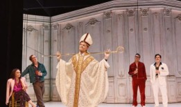 桑德海姆音乐剧《我们在这里》最终版将于5月17日发行;观看大卫·海德·皮尔斯表演“主教之歌”