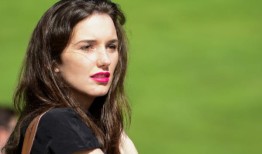 小肯尼迪锯下了鲸鱼的头，把它放在车顶上，女儿说：“世界上最糟糕的事情”