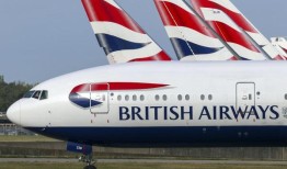 在雷阵雨中，英国航空公司取消了从伦敦希思罗机场起飞的数十个航班，导致旅行混乱