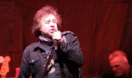 尽管穿着“湿透”的衣服，“数鸦”还是为狂欢节的人群献上了小夜曲