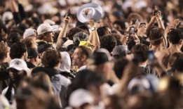 科罗拉多队与贝勒队的比赛在混乱中结束，过早的场地风暴，结束比赛的失误