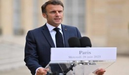 马克龙：法国将“毫不妥协”禁止在学校穿长袍