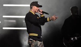 乡村音乐明星，妻子透露他们还有两个孩子