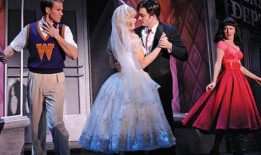 Kimberly Akimbo的Alli Mauzey曾经是一名歌唱服务员