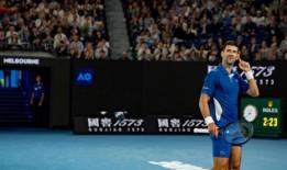 网球：头号种子诺瓦克·德约科维奇在澳大利亚网球公开赛第三轮击败阿根廷选手托马斯·埃切韦里，找回状态