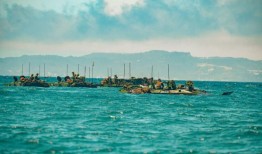 第一批海军陆战队两栖战车抵达冲绳