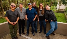 安吉丽娜·朱莉是如何登上《大恐慌》专辑封面的