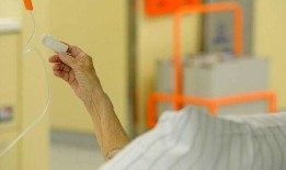 科克和克里的一名社会工作者警告说，一些家庭为了骗取钱财而虐待老人，这是“令人厌恶的”